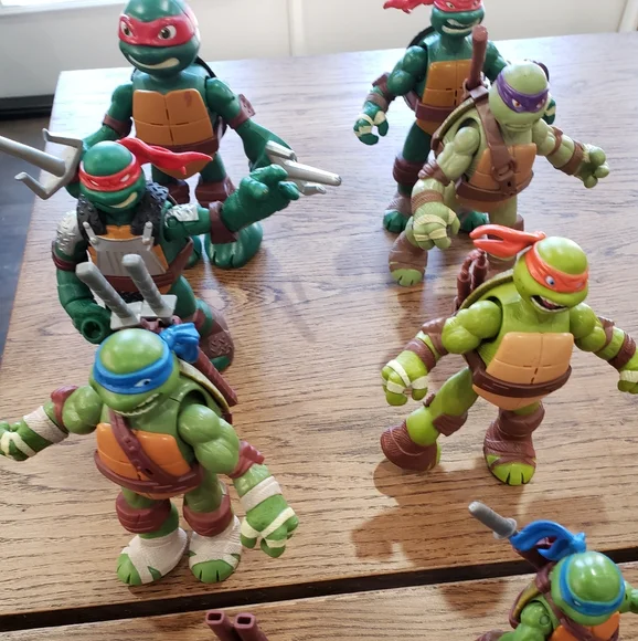 lot of TMNT Teenage Mutant Ninja Turtles small to xl action figures & weapons
